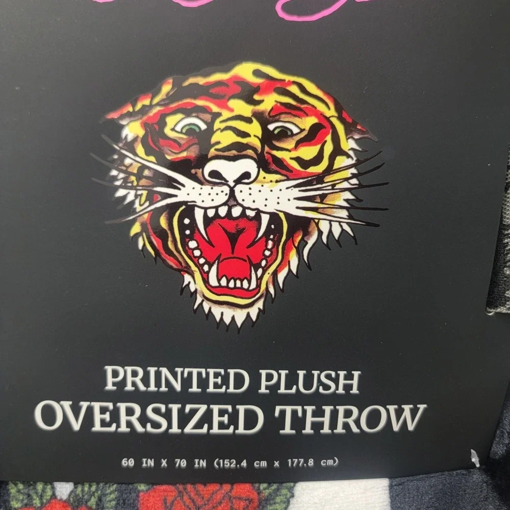 NWT ED HARDY Checkered Oversized 60 x 70 Plush Throw Blanket Skulls and Roses‎